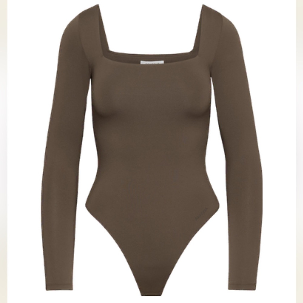 Aritzia babaton contour square neck long sleeve bodysuit brown